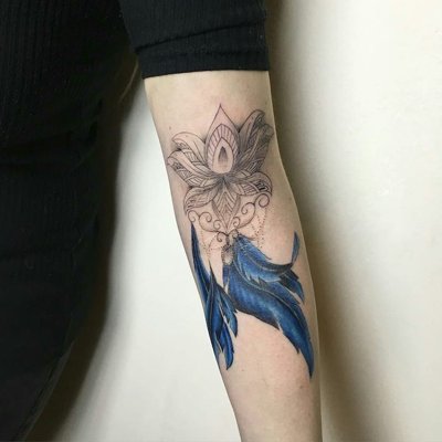 Tatouage plume bleu et fleur de lotus 